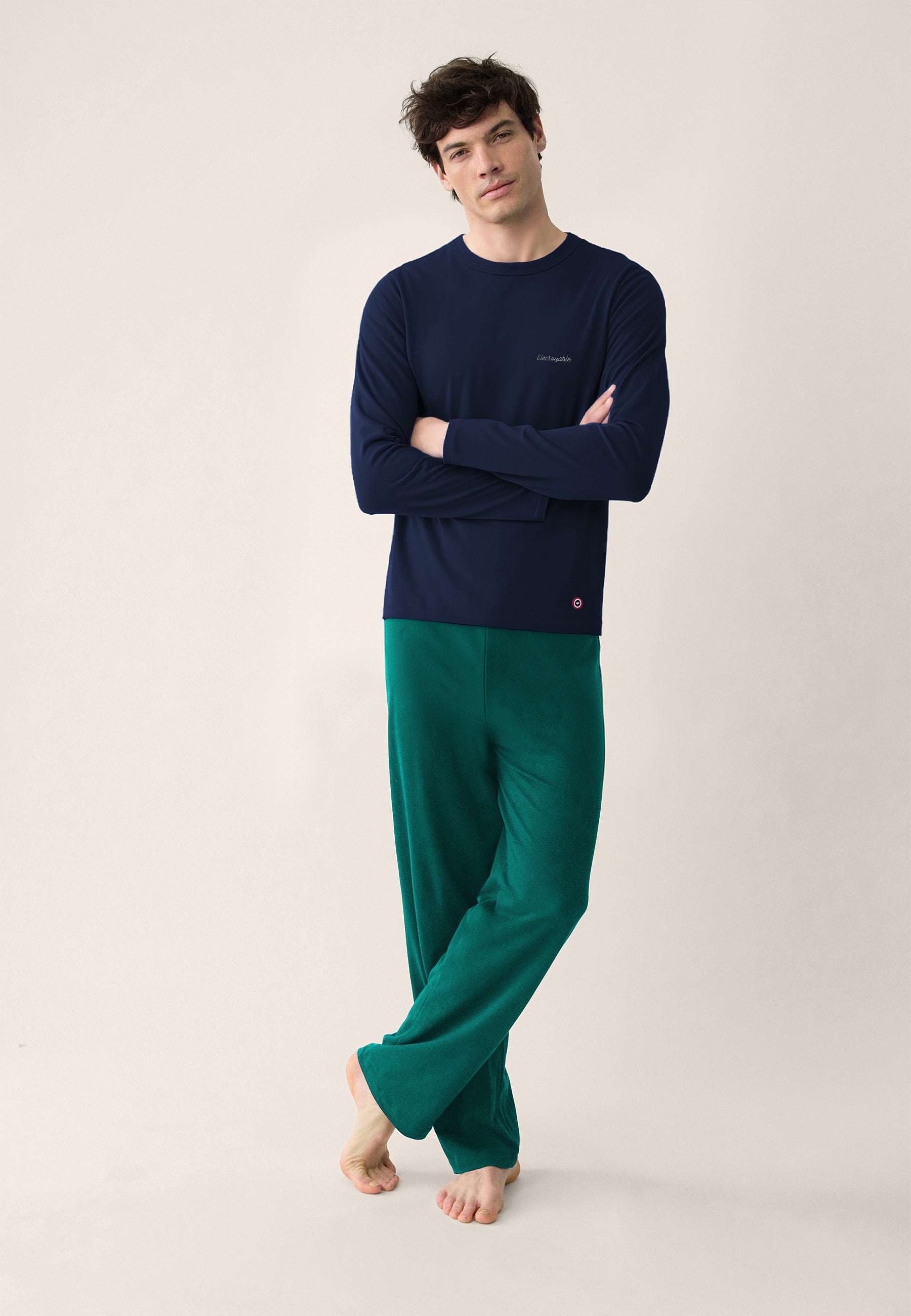 Ensemble pyjama haut marine et pantalon vert sapin en coton - Pyjama haut manches longues superbe Marine brodé L'Incroyable et bas de pyjama long indomptable Vert Sapin