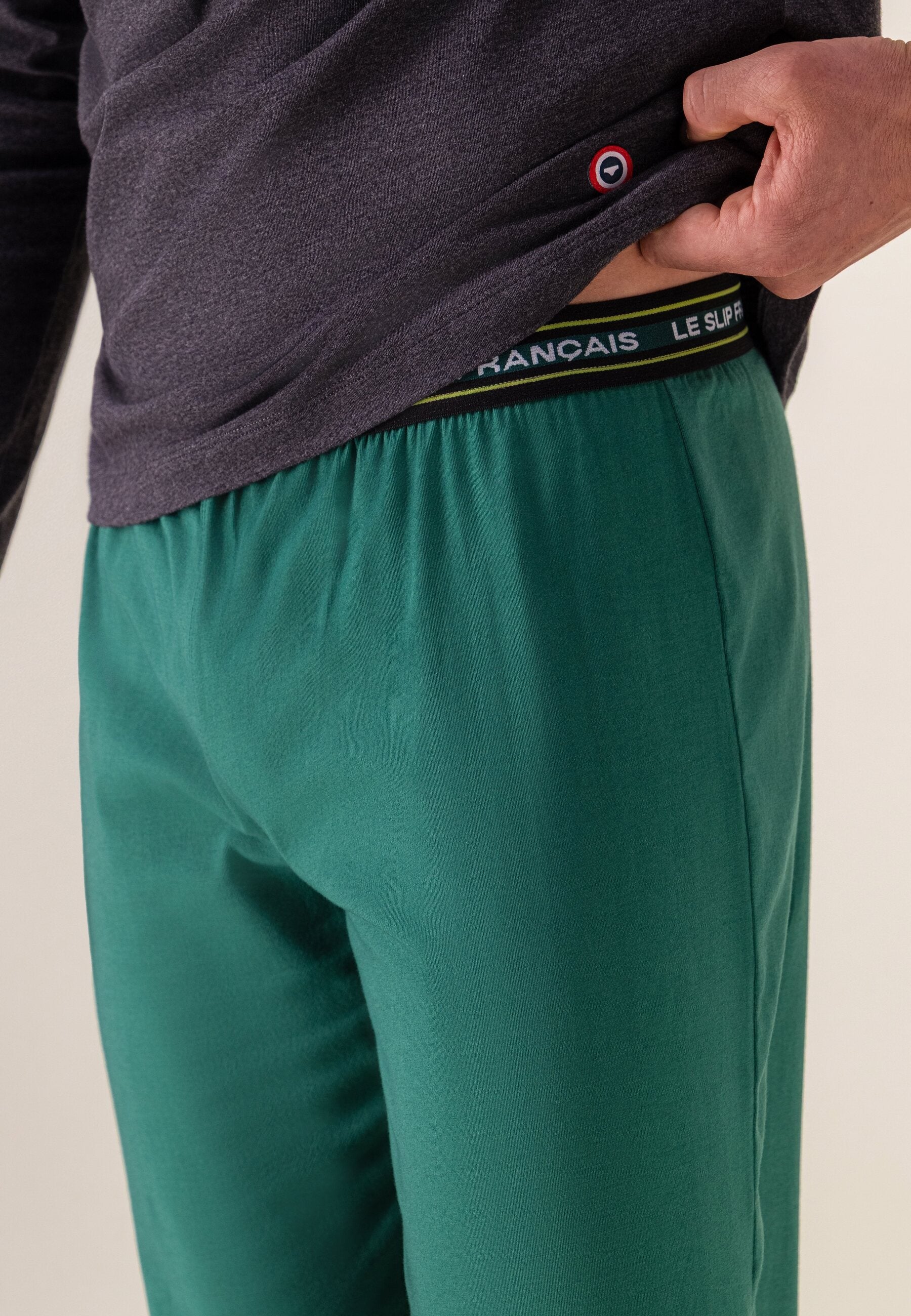 Ensemble pyjama haut gris anthracite et pantalon vert en coton - Pyjama Haut Manches Longues Superbe Gris Et Bas De Pyjama Long Indomptable Vert