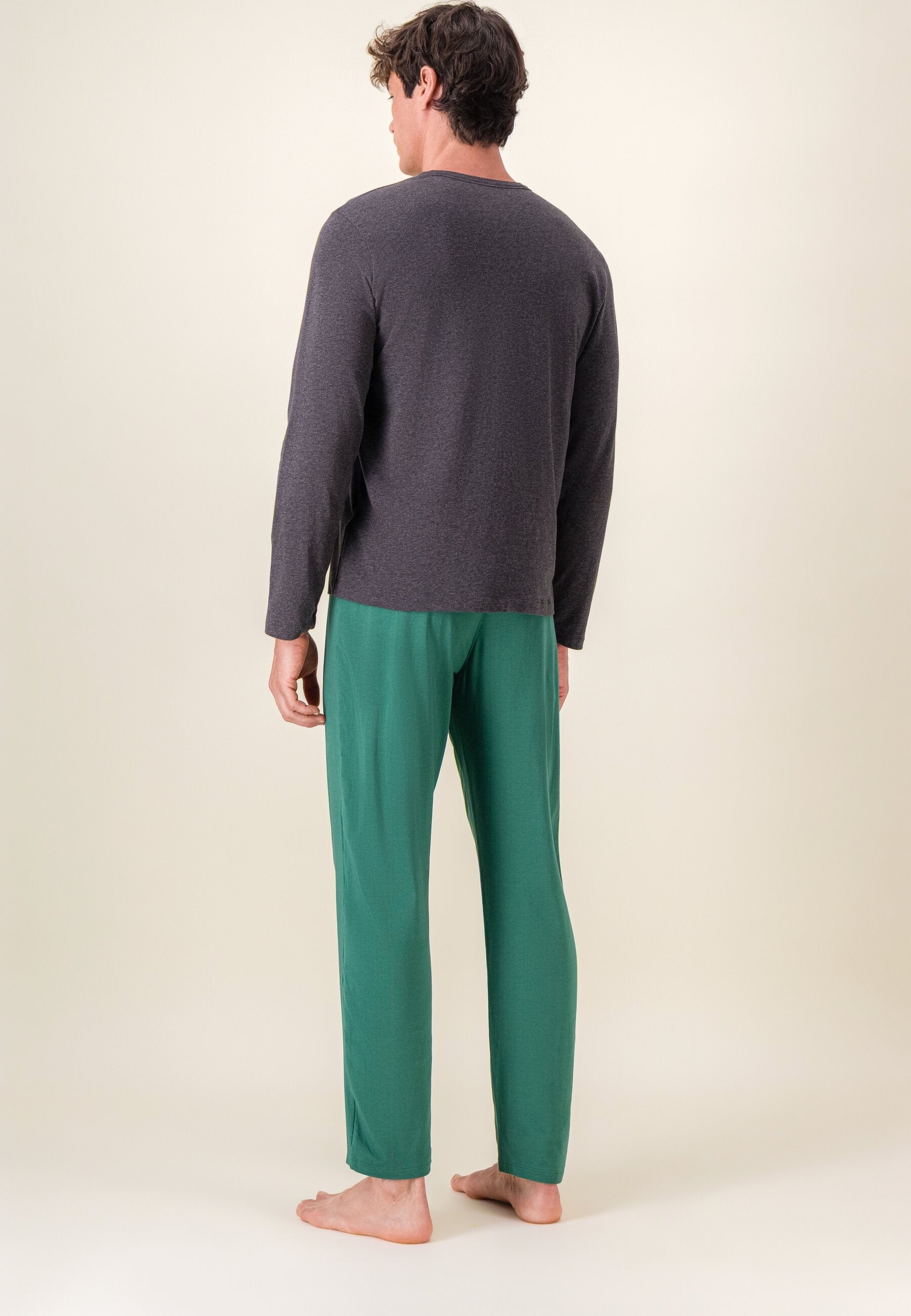 Ensemble pyjama haut gris anthracite et pantalon vert en coton - Pyjama Haut Manches Longues Superbe Gris Et Bas De Pyjama Long Indomptable Vert