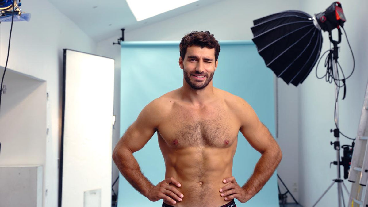 Charger la vidéo: Un homme en slip